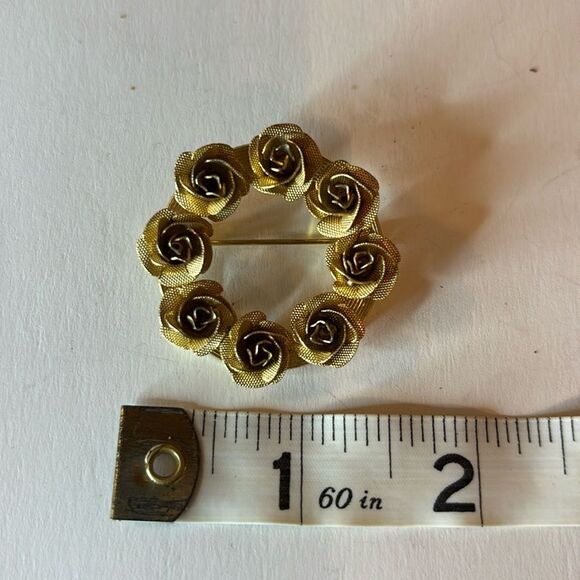Vintage Gold Tone Textured Rose Circular Wreath Brooch 1950s/1960s - Picture 4 of 4